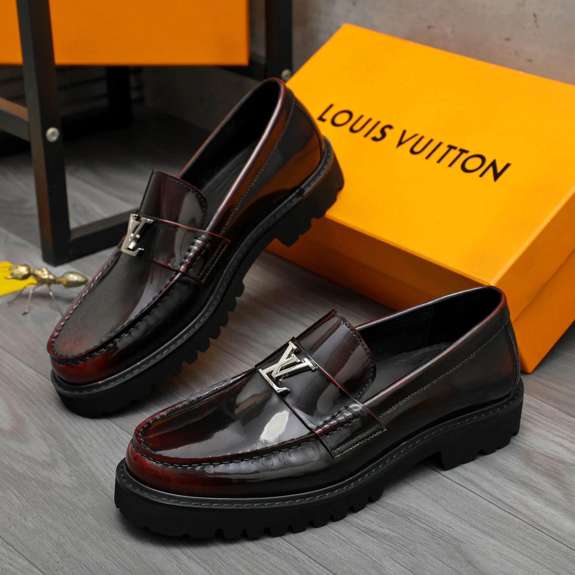 Men's shoes 💰p480 Product trademark: LV (Louis Vuitton) business slip-on leather shoes Regular size: 38-45 (45 is custom-made and non-returnable) Product materials: Selected high-quality color-brushed cowhide upper, cowhide lining, original rubber outsole